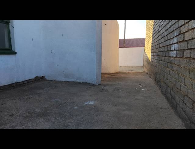2 BEDROOM FREEHOLD FOR SALE IN KAGISO